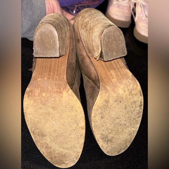 Daisy Fuentes distressed brown faux leather ankle booties - Picture 9 of 11